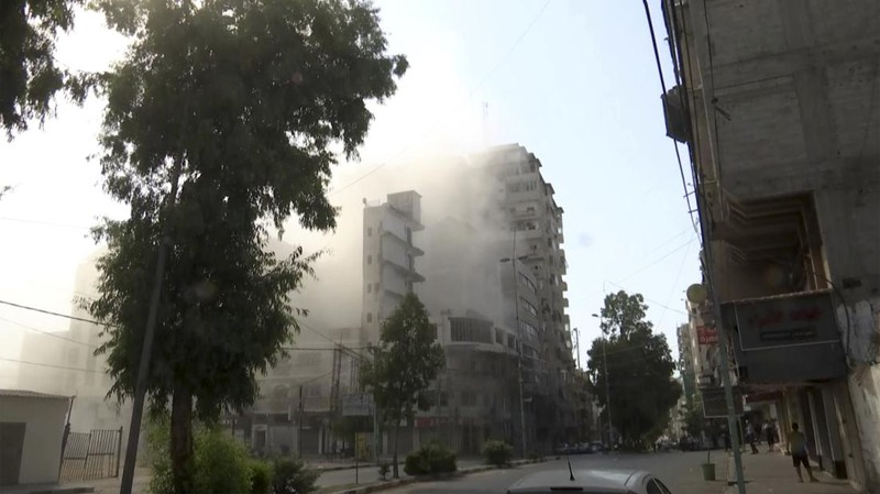 Somke and flame are seen during Israeli air strikes in Gaza City August 5, 2022. REUTERS/Ibraheem Abu Mustafa