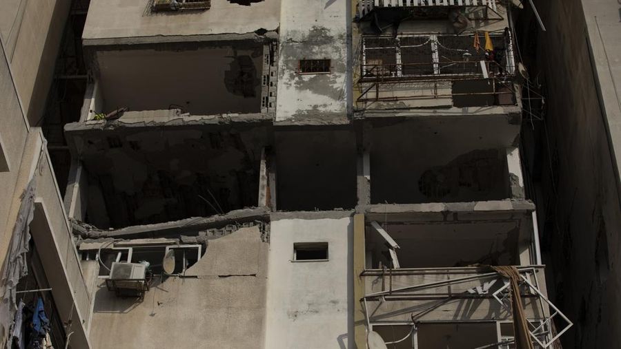 Somke and flame are seen during Israeli air strikes in Gaza City August 5, 2022. REUTERS/Ibraheem Abu Mustafa