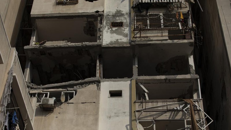 Somke and flame are seen during Israeli air strikes in Gaza City August 5, 2022. REUTERS/Ibraheem Abu Mustafa