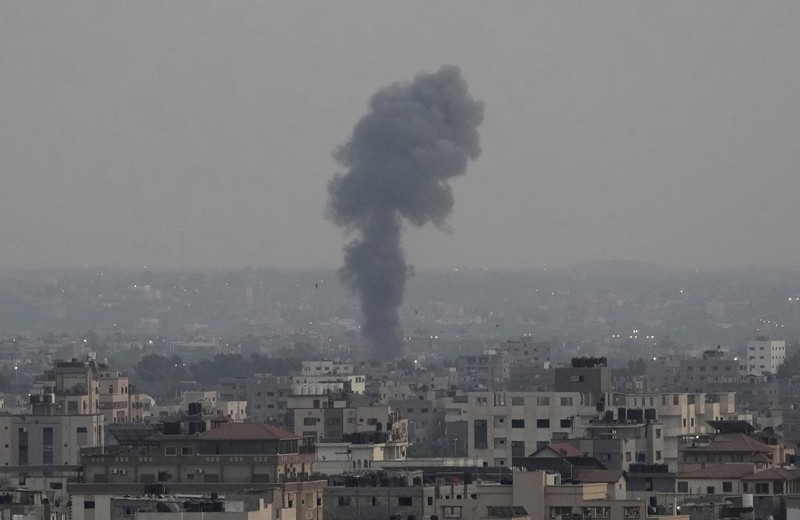 ISRAEL-PALESTINIANS/GAZA Somke and flame are seen during Israeli air strikes in Gaza City August 5, 2022. REUTERS/Ibraheem Abu Mustafa