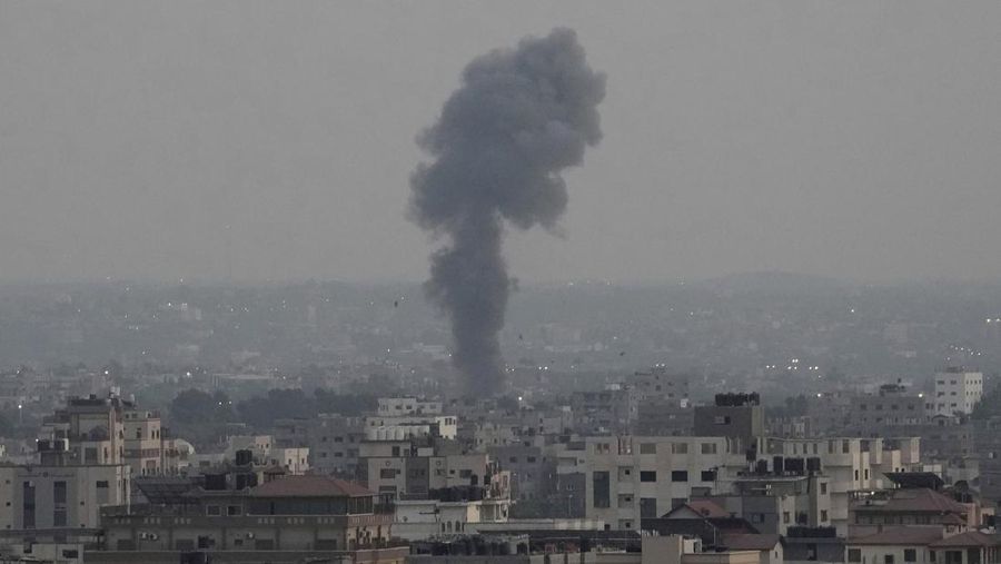 Somke and flame are seen during Israeli air strikes in Gaza City August 5, 2022. REUTERS/Ibraheem Abu Mustafa