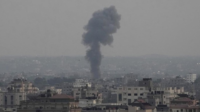 Somke and flame are seen during Israeli air strikes in Gaza City August 5, 2022. REUTERS/Ibraheem Abu Mustafa