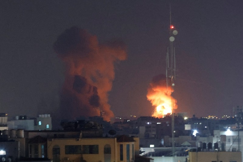ISRAEL-PALESTINIANS/GAZA Somke and flame are seen during Israeli air strikes in Gaza City August 5, 2022. REUTERS/Ibraheem Abu Mustafa