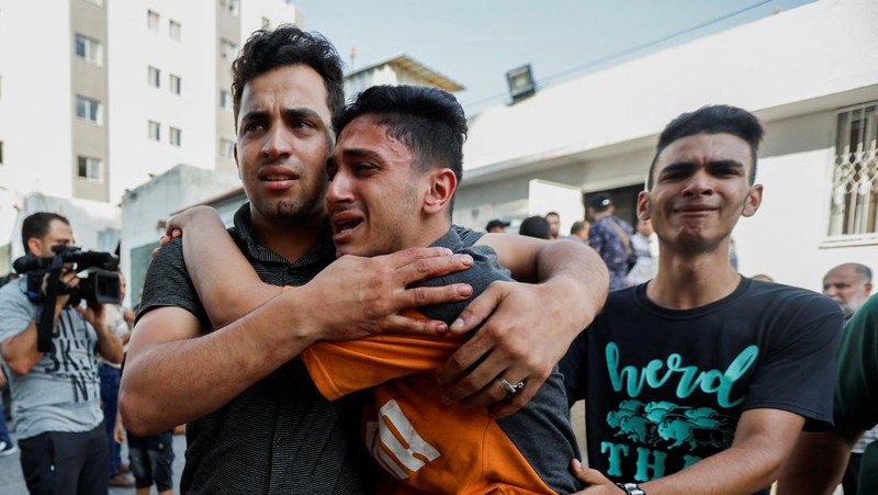 Somke and flame are seen during Israeli air strikes in Gaza City August 5, 2022. REUTERS/Ibraheem Abu Mustafa