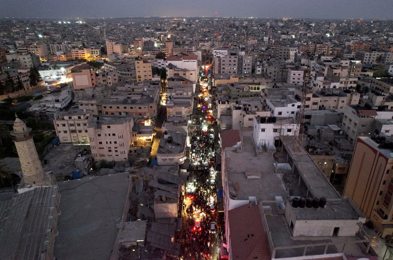 ISRAEL-PALESTINIANS/GAZA Somke and flame are seen during Israeli air strikes in Gaza City August 5, 2022. REUTERS/Ibraheem Abu Mustafa