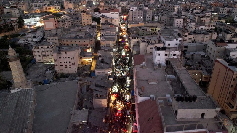 Somke and flame are seen during Israeli air strikes in Gaza City August 5, 2022. REUTERS/Ibraheem Abu Mustafa
