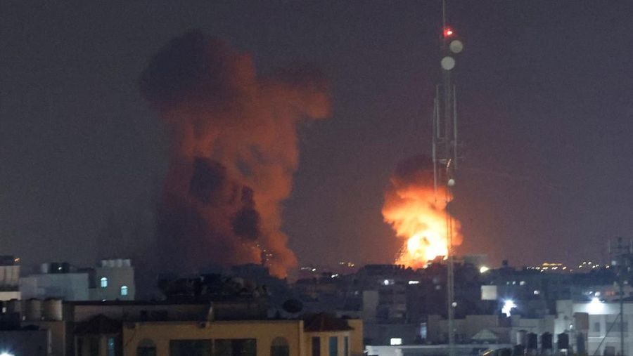 Somke and flame are seen during Israeli air strikes in Gaza City August 5, 2022. REUTERS/Ibraheem Abu Mustafa