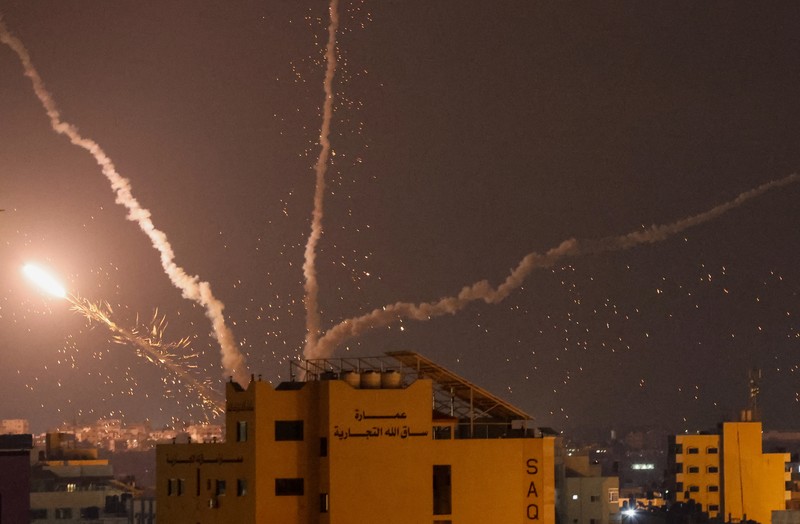 ISRAEL-PALESTINIANS/GAZA Somke and flame are seen during Israeli air strikes in Gaza City August 5, 2022. REUTERS/Ibraheem Abu Mustafa