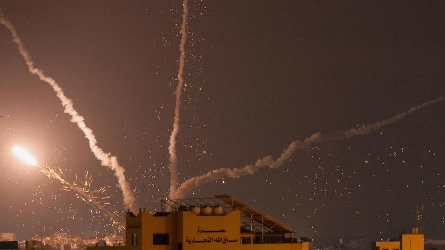 Somke and flame are seen during Israeli air strikes in Gaza City August 5, 2022. REUTERS/Ibraheem Abu Mustafa