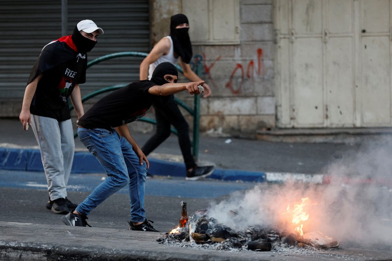 Somke and flame are seen during Israeli air strikes in Gaza City August 5, 2022. REUTERS/Ibraheem Abu Mustafa