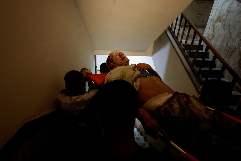 ISRAEL-PALESTINIANS/GAZA Somke and flame are seen during Israeli air strikes in Gaza City August 5, 2022. REUTERS/Ibraheem Abu Mustafa