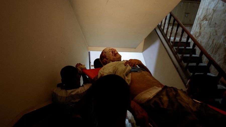 Somke and flame are seen during Israeli air strikes in Gaza City August 5, 2022. REUTERS/Ibraheem Abu Mustafa