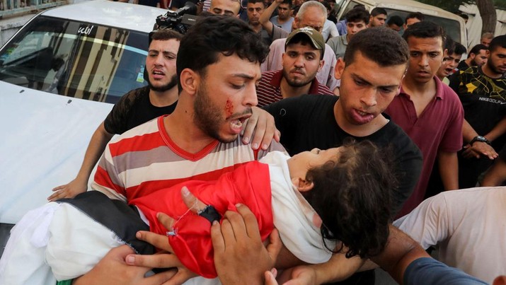 SENSITIVE MATERIAL. THIS IMAGE MAY OFFEND OR DISTURB  Mourners carry the body of Palestinian girl Alaa Qadoum during her funeral, in Gaza City August 5, 2022. REUTERS/Ashraf Amra  NO RESALES. NO ARCHIVES