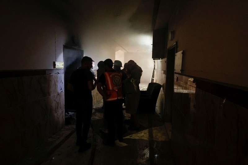 ISRAEL-PALESTINIANS/GAZA Somke and flame are seen during Israeli air strikes in Gaza City August 5, 2022. REUTERS/Ibraheem Abu Mustafa