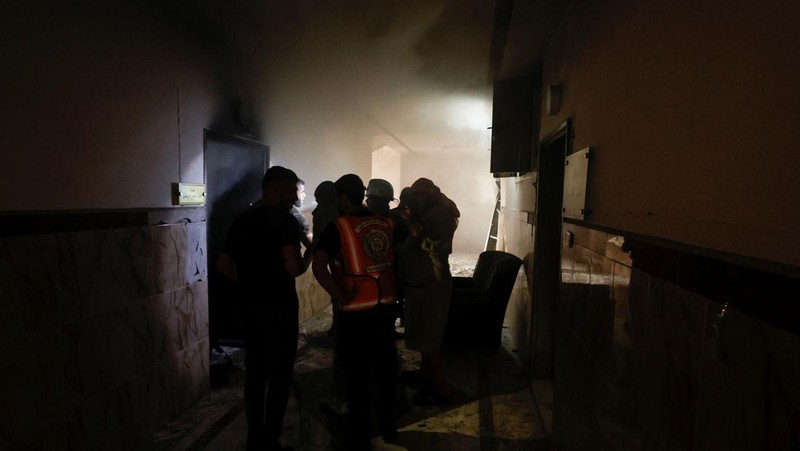 Somke and flame are seen during Israeli air strikes in Gaza City August 5, 2022. REUTERS/Ibraheem Abu Mustafa