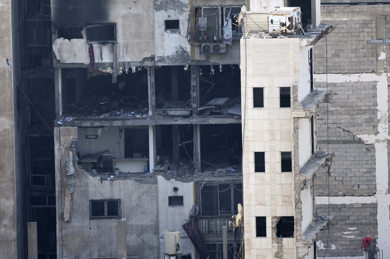 ISRAEL-PALESTINIANS/GAZA Somke and flame are seen during Israeli air strikes in Gaza City August 5, 2022. REUTERS/Ibraheem Abu Mustafa