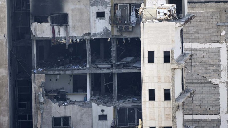 Somke and flame are seen during Israeli air strikes in Gaza City August 5, 2022. REUTERS/Ibraheem Abu Mustafa