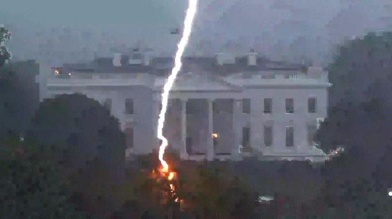 A lightning strike hits a tree in Lafayette Park across from the White House, killing two people and injuring two others below, during an August 4 evening thunderstom as seen in this framegrab from a Reuters TV video camera mounted on a nearby rooftop in Washington, U.S. August 4, 2022.   REUTERS/REUTERS TV