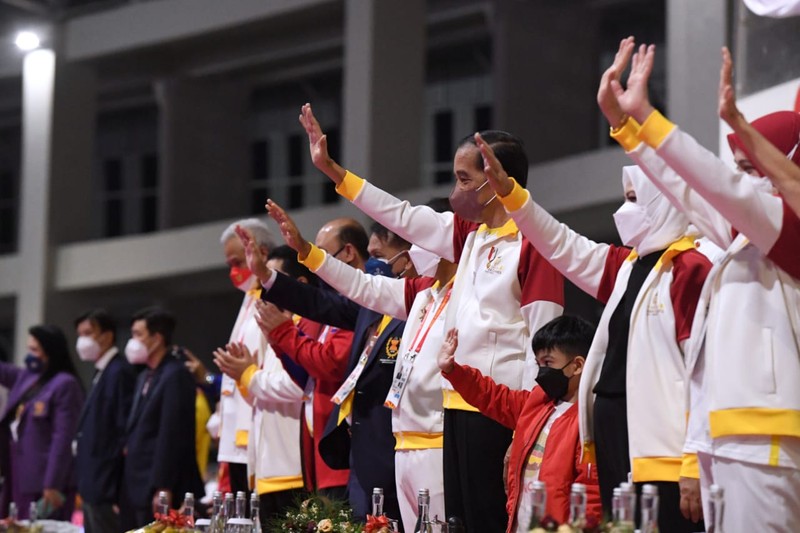 Presiden Jokowi dan Ibu Iriana turun ke lapangan untuk menyapa langsung para atlet yang menghadiri penutupan ASEAN Para Games XI Tahun 2022 di Stadion Manahan, Kota Surakarta, Sabtu, 6 Agustus 2022. Foto: Laily Rachev - Biro Pers Sekretariat Presiden