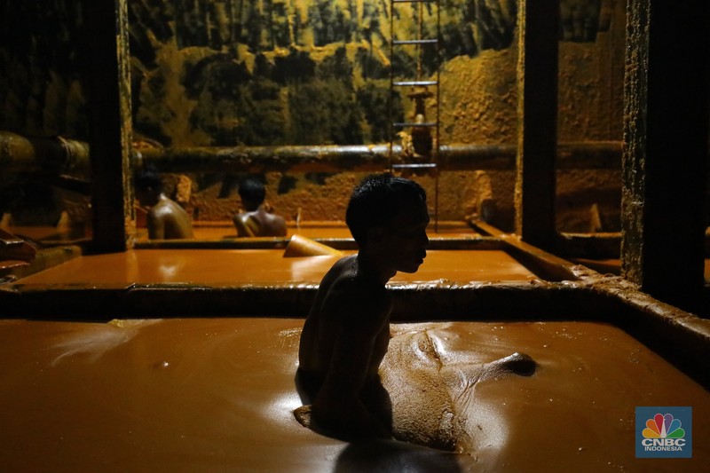 Pekerja berlumuran minyak kelapa sawit mentah atau Crude Palm Oil (CPO) dari Kalimantan saat bongkar muat di Kapal Kencana 89 di Pelabuhan Tanjung Priok, Jakarta. (CNBC Indonesia/Tri Susilo) Pekerja berlumuran minyak kelapa sawit mentah atau Crude Palm Oil (CPO) dari Kalimantan saat bongkar muat di Kapal Kencana 89 di Pelabuhan Tanjung Priok, Jakarta. (CNBC Indonesia/Tri Susilo)