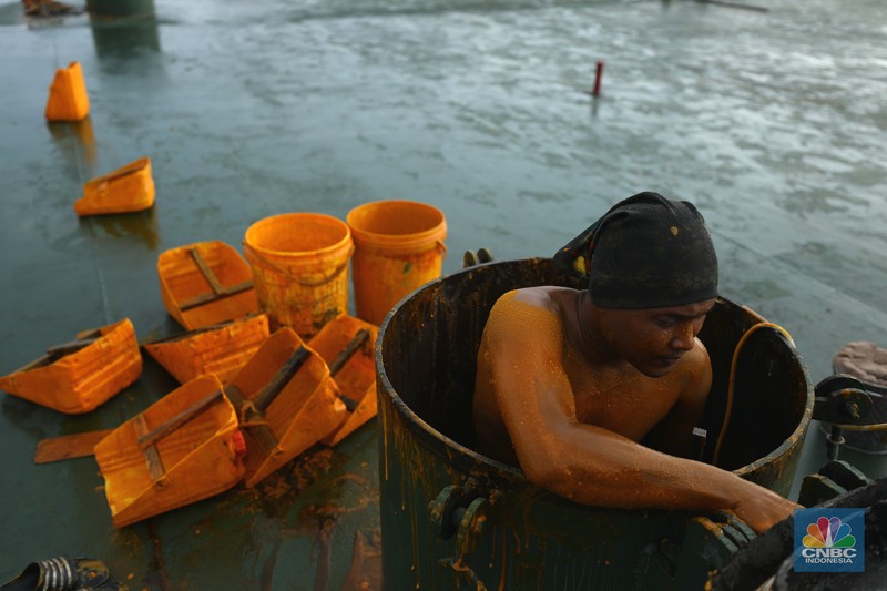 Pekerja berlumuran minyak kelapa sawit mentah atau Crude Palm Oil (CPO) dari Kalimantan saat bongkar muat di Kapal Kencana 89 di Pelabuhan Tanjung Priok, Jakarta. (CNBC Indonesia/Tri Susilo) Pekerja berlumuran minyak kelapa sawit mentah atau Crude Palm Oil (CPO) dari Kalimantan saat bongkar muat di Kapal Kencana 89 di Pelabuhan Tanjung Priok, Jakarta. (CNBC Indonesia/Tri Susilo)