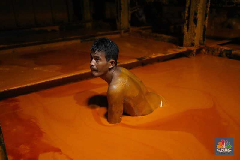 Pekerja berlumuran minyak kelapa sawit mentah atau Crude Palm Oil (CPO) dari Kalimantan saat bongkar muat di Kapal Kencana 89 di Pelabuhan Tanjung Priok, Jakarta. (CNBC Indonesia/Tri Susilo) Pekerja berlumuran minyak kelapa sawit mentah atau Crude Palm Oil (CPO) dari Kalimantan saat bongkar muat di Kapal Kencana 89 di Pelabuhan Tanjung Priok, Jakarta. (CNBC Indonesia/Tri Susilo)