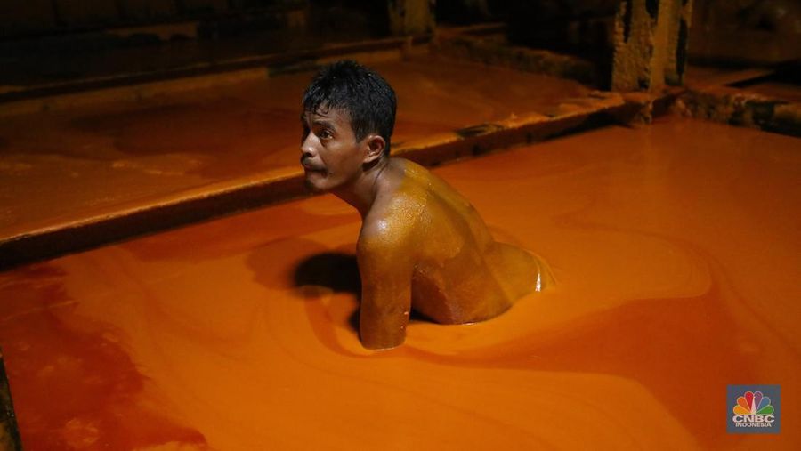 Pekerja berlumuran minyak kelapa sawit mentah atau Crude Palm Oil (CPO) dari Kalimantan saat bongkar muat di Kapal Kencana 89 di Pelabuhan Tanjung Priok, Jakarta. (CNBC Indonesia/Tri Susilo)