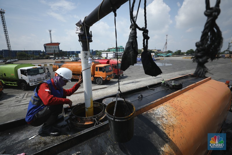 Pekerja berlumuran minyak kelapa sawit mentah atau Crude Palm Oil (CPO) dari Kalimantan saat bongkar muat di Kapal Kencana 89 di Pelabuhan Tanjung Priok, Jakarta. (CNBC Indonesia/Tri Susilo) Pekerja berlumuran minyak kelapa sawit mentah atau Crude Palm Oil (CPO) dari Kalimantan saat bongkar muat di Kapal Kencana 89 di Pelabuhan Tanjung Priok, Jakarta. (CNBC Indonesia/Tri Susilo)