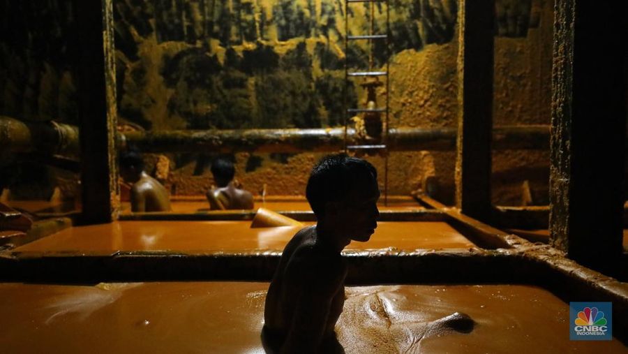 Pekerja berlumuran minyak kelapa sawit mentah atau Crude Palm Oil (CPO) dari Kalimantan saat bongkar muat di Kapal Kencana 89 di Pelabuhan Tanjung Priok, Jakarta. (CNBC Indonesia/Tri Susilo)