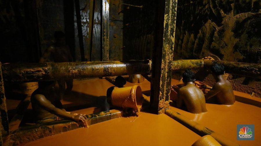 Pekerja berlumuran minyak kelapa sawit mentah atau Crude Palm Oil (CPO) dari Kalimantan saat bongkar muat di Kapal Kencana 89 di Pelabuhan Tanjung Priok, Jakarta. (CNBC Indonesia/Tri Susilo)