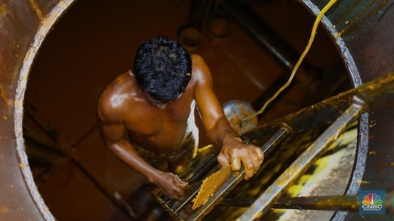 Pekerja berlumuran minyak kelapa sawit mentah atau Crude Palm Oil (CPO) dari Kalimantan saat bongkar muat di Kapal Kencana 89 di Pelabuhan Tanjung Priok, Jakarta. (CNBC Indonesia/Tri Susilo) Pekerja berlumuran minyak kelapa sawit mentah atau Crude Palm Oil (CPO) dari Kalimantan saat bongkar muat di Kapal Kencana 89 di Pelabuhan Tanjung Priok, Jakarta. (CNBC Indonesia/Tri Susilo)
