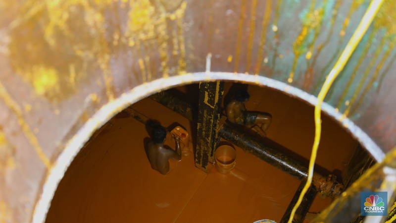 Pekerja berlumuran minyak kelapa sawit mentah atau Crude Palm Oil (CPO) dari Kalimantan saat bongkar muat di Kapal Kencana 89 di Pelabuhan Tanjung Priok, Jakarta. (CNBC Indonesia/Tri Susilo) Pekerja berlumuran minyak kelapa sawit mentah atau Crude Palm Oil (CPO) dari Kalimantan saat bongkar muat di Kapal Kencana 89 di Pelabuhan Tanjung Priok, Jakarta. (CNBC Indonesia/Tri Susilo)
