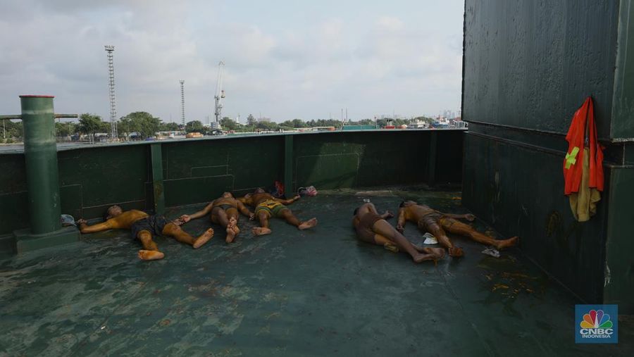Pekerja berlumuran minyak kelapa sawit mentah atau Crude Palm Oil (CPO) dari Kalimantan saat bongkar muat di Kapal Kencana 89 di Pelabuhan Tanjung Priok, Jakarta. (CNBC Indonesia/Tri Susilo)