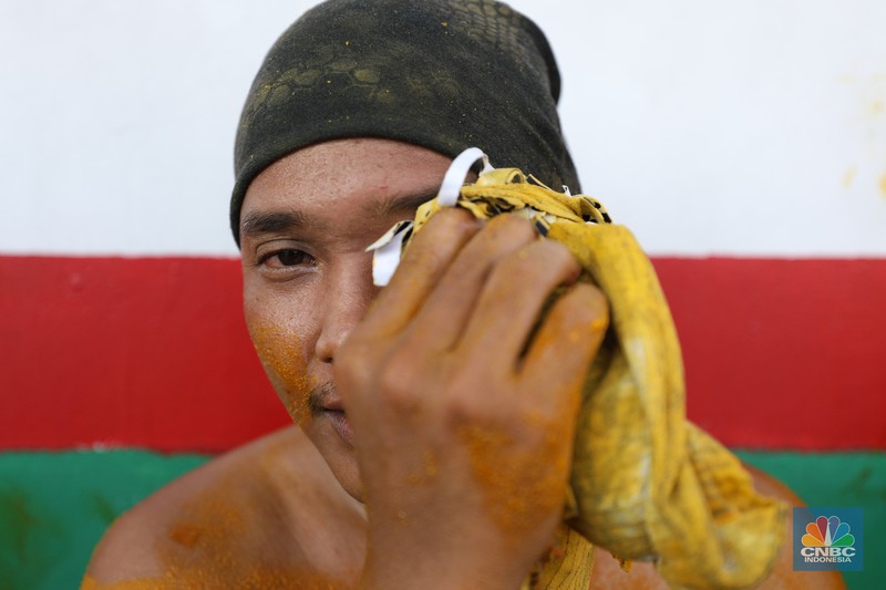 Pekerja berlumuran minyak kelapa sawit mentah atau Crude Palm Oil (CPO) dari Kalimantan saat bongkar muat di Kapal Kencana 89 di Pelabuhan Tanjung Priok, Jakarta. (CNBC Indonesia/Tri Susilo)