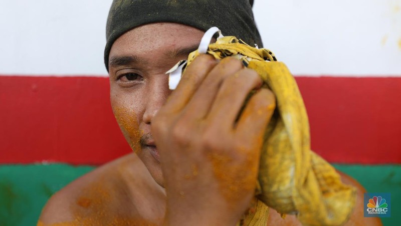 Pekerja berlumuran minyak kelapa sawit mentah atau Crude Palm Oil (CPO) dari Kalimantan saat bongkar muat di Kapal Kencana 89 di Pelabuhan Tanjung Priok, Jakarta. (CNBC Indonesia/Tri Susilo)