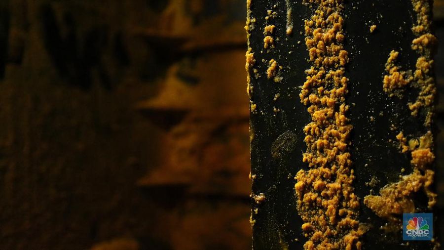 Pekerja berlumuran minyak kelapa sawit mentah atau Crude Palm Oil (CPO) dari Kalimantan saat bongkar muat di Kapal Kencana 89 di Pelabuhan Tanjung Priok, Jakarta. (CNBC Indonesia/Tri Susilo)