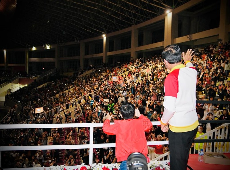 Presiden Jokowi dan Ibu Iriana turun ke lapangan untuk menyapa langsung para atlet yang menghadiri penutupan ASEAN Para Games XI Tahun 2022 di Stadion Manahan, Kota Surakarta, Sabtu, 6 Agustus 2022. Foto: Laily Rachev - Biro Pers Sekretariat Presiden Presiden Jokowi dan Ibu Iriana turun ke lapangan untuk menyapa langsung para atlet yang menghadiri penutupan ASEAN Para Games XI Tahun 2022 di Stadion Manahan, Kota Surakarta, Sabtu, 6 Agustus 2022. Foto: Laily Rachev - Biro Pers Sekretariat Presiden