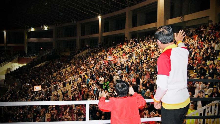 Presiden Jokowi dan Ibu Iriana turun ke lapangan untuk menyapa langsung para atlet yang menghadiri penutupan ASEAN Para Games XI Tahun 2022 di Stadion Manahan, Kota Surakarta, Sabtu, 6 Agustus 2022. Foto: Laily Rachev - Biro Pers Sekretariat Presiden
