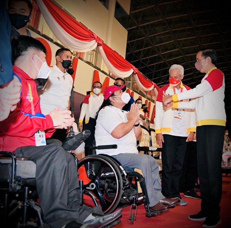 Presiden Jokowi dan Ibu Iriana turun ke lapangan untuk menyapa langsung para atlet yang menghadiri penutupan ASEAN Para Games XI Tahun 2022 di Stadion Manahan, Kota Surakarta, Sabtu, 6 Agustus 2022. Foto: Laily Rachev - Biro Pers Sekretariat Presiden