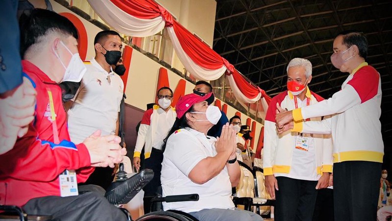 Presiden Jokowi dan Ibu Iriana turun ke lapangan untuk menyapa langsung para atlet yang menghadiri penutupan ASEAN Para Games XI Tahun 2022 di Stadion Manahan, Kota Surakarta, Sabtu, 6 Agustus 2022. Foto: Laily Rachev - Biro Pers Sekretariat Presiden