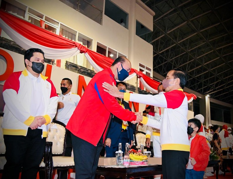 Presiden Jokowi dan Ibu Iriana turun ke lapangan untuk menyapa langsung para atlet yang menghadiri penutupan ASEAN Para Games XI Tahun 2022 di Stadion Manahan, Kota Surakarta, Sabtu, 6 Agustus 2022. Foto: Laily Rachev - Biro Pers Sekretariat Presiden