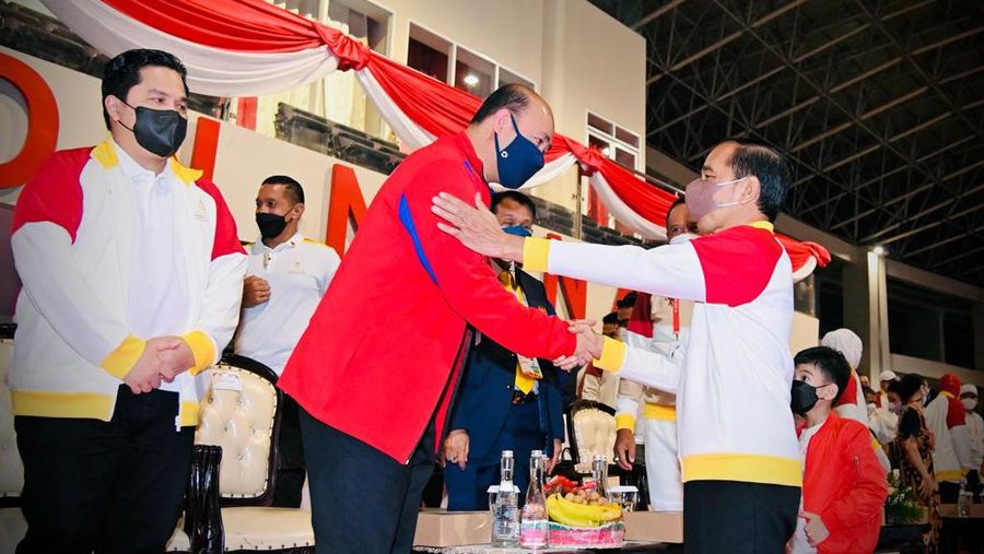Presiden Jokowi dan Ibu Iriana turun ke lapangan untuk menyapa langsung para atlet yang menghadiri penutupan ASEAN Para Games XI Tahun 2022 di Stadion Manahan, Kota Surakarta, Sabtu, 6 Agustus 2022. Foto: Laily Rachev - Biro Pers Sekretariat Presiden
