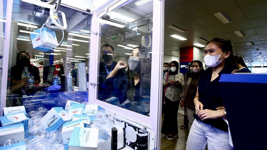 Suasana Claw Machine di Stasiun MRT Setiabudi Astra.