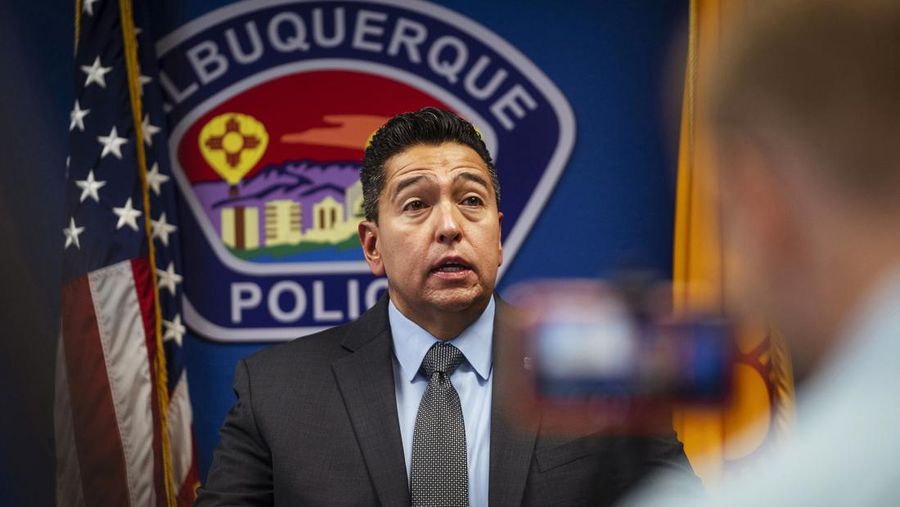 Agen khusus FBI, Raul Bujanda , berbicara selama konferensi pers untuk membahas pembunuhan seorang pria Muslim keempat yang terjadi Sabtu pagi, 6 Agustus 2022, di Albuquerque, N.M., selama konferensi pers di markas ADP. (Chancey Bush/The Albuquerque Journal via AP)