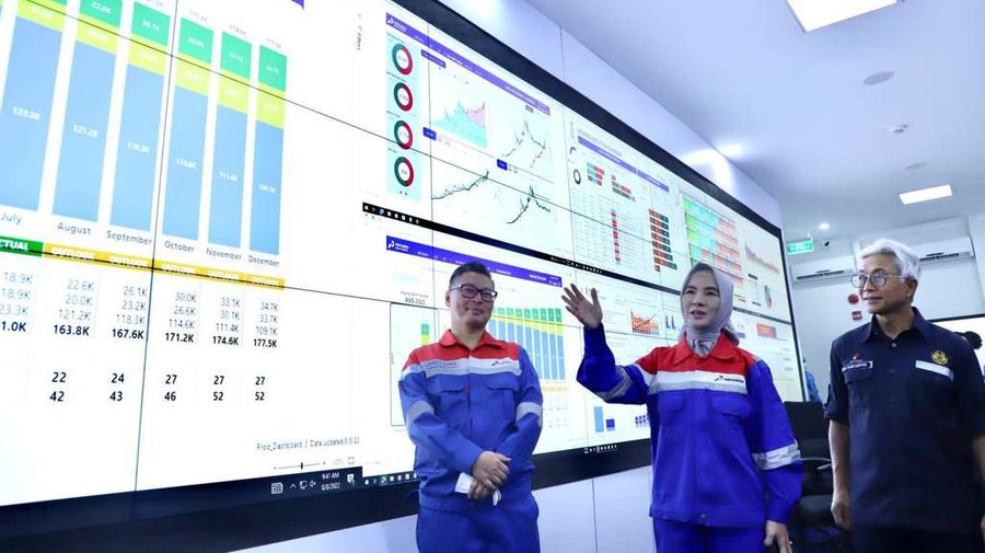 Direktur utama Pertamina, Nicke Widyawati Saat Meninjau Fasilitas digital War Room and Integrated Optimization Decision Support Center (IODSC) Pertamina Hulu Rokan (PHR). Dok: Pertamina