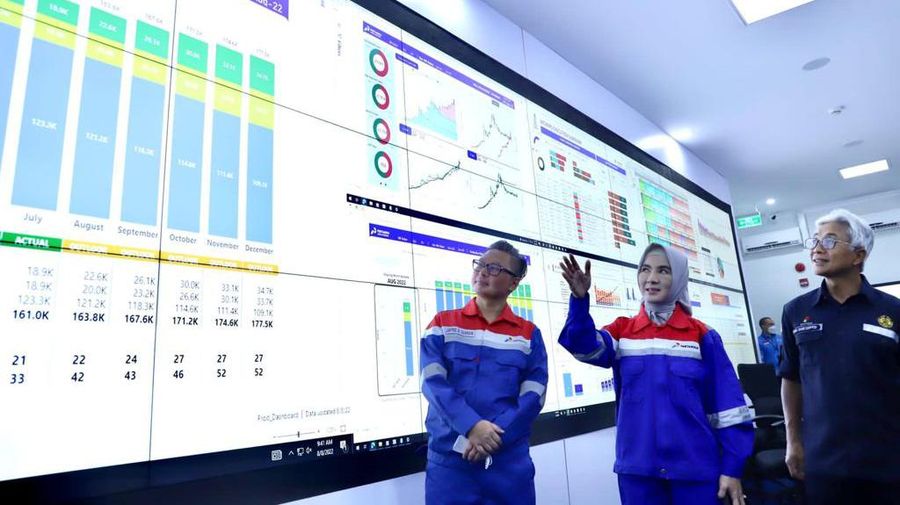 Direktur utama Pertamina, Nicke Widyawati Saat Meninjau Fasilitas digital War Room and Integrated Optimization Decision Support Center (IODSC) Pertamina Hulu Rokan (PHR). Dok: Pertamina