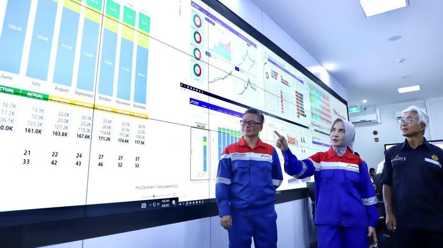 Direktur utama Pertamina, Nicke Widyawati Saat Meninjau Fasilitas digital War Room and Integrated Optimization Decision Support Center (IODSC) Pertamina Hulu Rokan (PHR). Dok: Pertamina