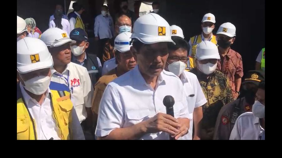 Menko Luhut Binsar Pandjaitan, Menteri PUPR Basuki Hadimuljono, dan Gubernur Banten Al Muktabar meresmikan dimulainya pembangunan Jalan tol Serang - Panimbang seksi 3 dari Cileles - Panimbang.