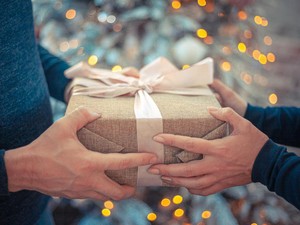 11 Rekomendasi Kado untuk Pacar Wanita yang Menarik dan Berkesan