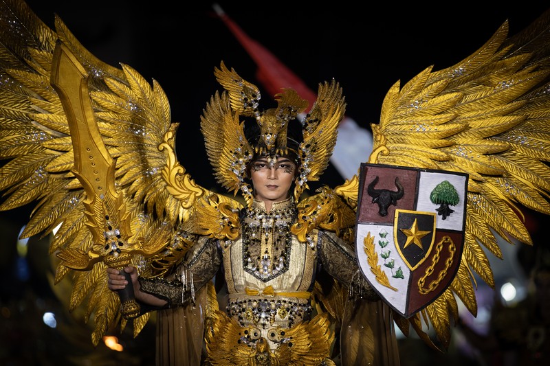 Seorang model tampil dalam parade busana Garuda saat Jember Fashion Carnaval (JFC) di Jember, Jawa Timur, Miggu (7/8/2022). Jember Fashion Carnival yang mengusung tema 